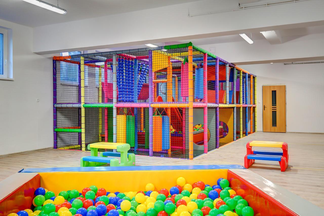 Apartamenty Poddabek- Basen Kryty, Sauna, Animacje Dla Dzieci , Malpi Gaj, Baseny Na Dachu Poddabie Luaran gambar